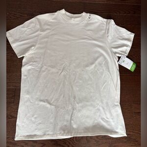 NWT Men’s white t-shirt in cotton  PtP is 22 XL tee basics